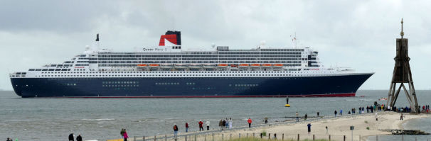 The luxus liner Queen Mary II at the Kugelbake